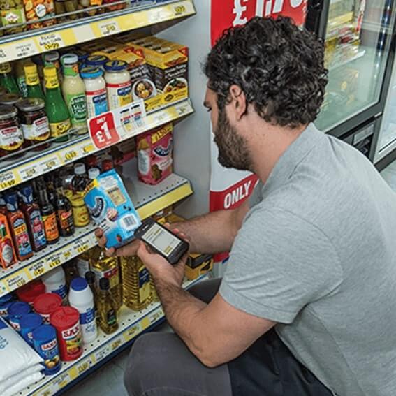 「TC21」利用シーン（小売業）：高性能スキャナでバーコードを迅速・正確に読み取ります。